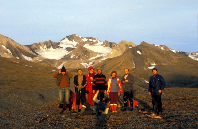 Uczestnicy Pierwszej Wyprawy Polarnej UMCS w 1986 r. – Chamberlindalen, od lewej: J.Rodzik, J.Dzierżek, A.Rzętkowska, S.Bartoszewski, J.Nitychoruk (leży), J.Repelewska-Pękalowa, Z.Klimowicz, M.Harasimiuk,  (fot. K.Pękala).