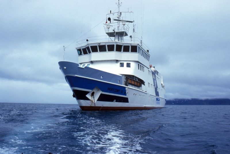 m/s Horyzont II w Bellsundzie  (fot. P.Zagórski 2000)